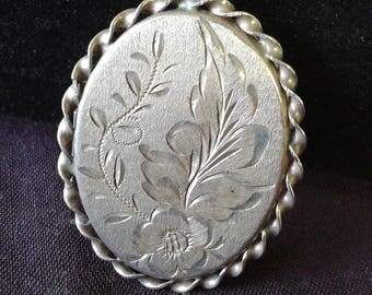 Locket - Oval Sterling Silver Vintage Locket