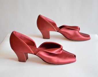 Vintage 1950s DANIEL GREEN heeled satin slippers / 8.5