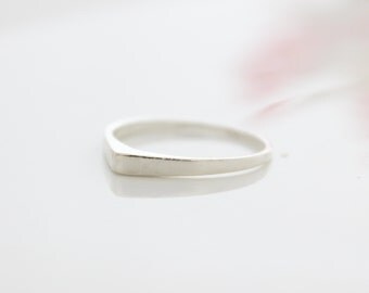 Teardrop Silver Ring • Silver stacking ring • Gifts for her