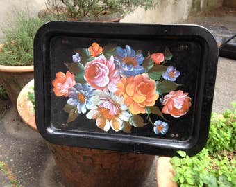 Vassoio per una deliziosa colazione a letto. Il piano è in latta, sfondo nero con decori floreali molto ben fatti. Vintage. Francese.