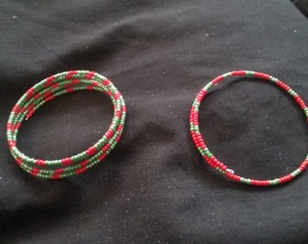 Christmas Bracelet Gift Set, Set of 2 Christmas Bracelets, Red and Green Seed Bead Memory Wire Bracelets, Bracelet Gift Set