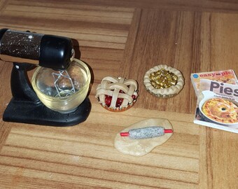 1:6 scale Bakery set/ 1/6 scale mixer/ playscale bakery/ barbie size bakery/ miniature mixer/ miniature pies/ 1/6 scale kitchen/ mini food