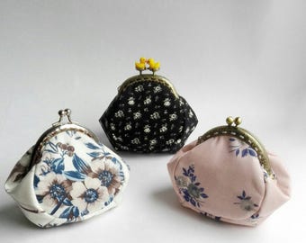 Clasp coin purse metal frame floral vintage