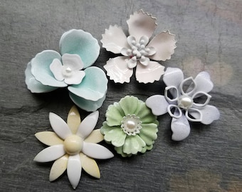 5 Mini Pastel Flower Brooches or Flatback Enamel Flower Embellishments Blue Green Yellow Lilac Pink Broach Small Metal Flowers Pins FLOT32