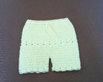 Crocheted short pants baby.