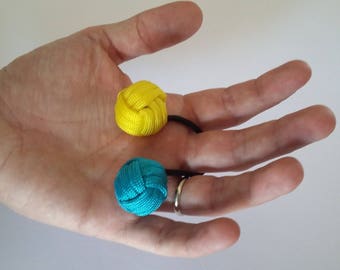Which in Paracord 2 balls in shades of yellow/turquoise