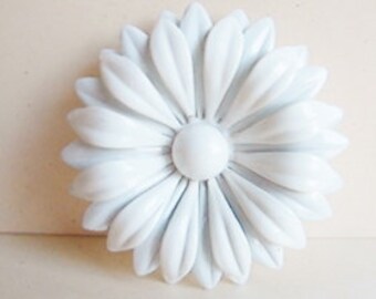 Vintage 1960s white mod flower brooch (GG1)
