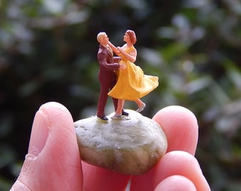 Tiny Terrarium People Fairy Garden Accessory Diorama Ho Scale Couple Dancing Dancers Love Dance DC002