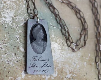 The Queen's Silver Jubilee 1952 - 1977 Necklace - Elizabeth II Medallion Souvenir Pendant on Long chain
