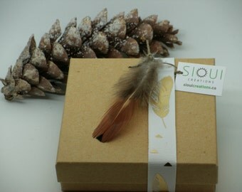 Boîte cadeau couleur nature, or avec ruban et plume/ natural color gift box with feathers