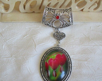 Bijou pour foulard en métal argenté cabochon en verre "Coeurs de Marie"