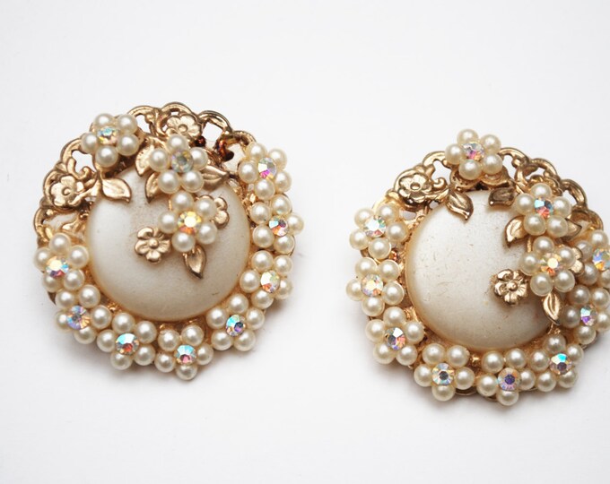 Pearl Rhinestone Earrings - Flower white bead cluster - Wedding Bride - Clip on earrings -White button