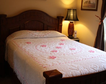 Beautiful Vintage Chenille Bedspread Double Queen Pink Flowers White Cabin Shabby Chic Cottage Style