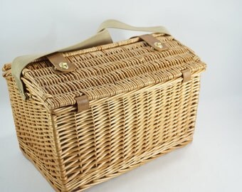 Wicker Picnic Basket, Picnic Willow Basket for 4, English Style Picnic Basket, Willow, Dishes Glasses Plates, Yacht Antique Car Supplies