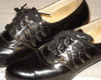 1940s lace shoes in excellent condition. Black patten leather. Wearable now.