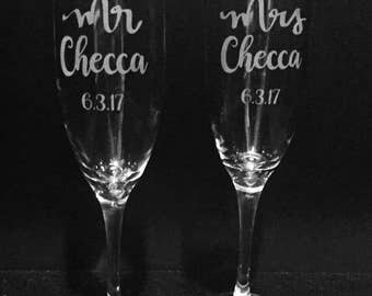 Mr and Mrs personalized etched champagne flutes ~ Custom toasting glasses ~ Engraved wedding gift ~ Engagement or Anniversary gift ~