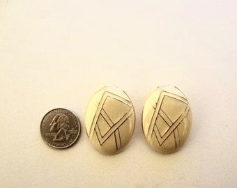 Vintage Oval Clip On Earrings Yellow & White Geometric Design Metal 1 Inch X 1 Inch