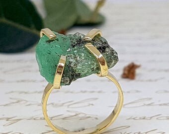 Rough Emerald Ring, Raw Emerald Ring, Gold Emerald Ring, May Birthstone Ring, Gold Gemstone Ring, Precious Stone Ring, Gold Statement Ring