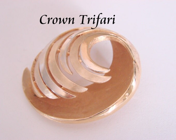 Vintage Crown Trifari Textured Goldtone Modernist Brooch Designer Signed Jewelry Jewellery