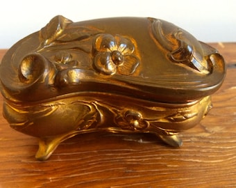 Art Nouveau Jewelry/Trinket Casket Clam Shell Dresser Box w/Daisies and Leaves