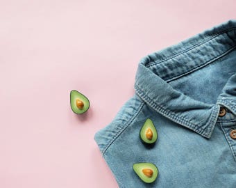 Avocado pin - tropical jewelry, fun pin, clay brooch, food jewelry, modern jewelry, minimal jewelry, cool pin, avocado jewelry, greenery