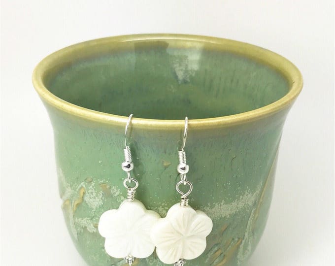White flower earrings, flower earrings, white jewelry, white earrings, summer flower earrings, dangle earrings