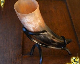 Drinking horn 375ml tan and black with stand