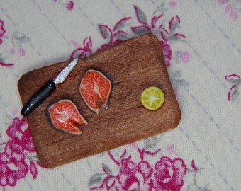 1 / 12 Miniature salmon steak knife and lemon for the Doll House