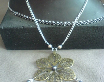Collar shape flower / Flower necklace