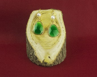Yellow gold earrings with Freshwater pearls and green agate