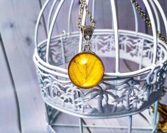 Autumn leaf Yellow leaf Pendant necklace Yellow necklace Forest art Leaf charm art Leaf jewelry Gift for mom Terrarium necklace woodland