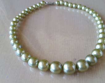 Vintage 1950's faux pearl graduated necklace in moss green