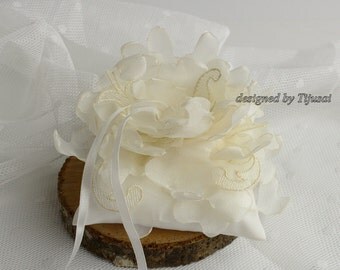 Ivory Wedding ring pillow, pillow with curly flower---ring bearer pillow, wedding rings pillow , wedding pillow