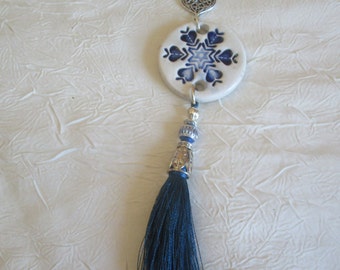 Broche bois doré et céramique "Une étoile" avec pompon en soie et perles