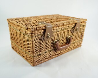 PICNIC Basket, Picnic Basket for 4, English Style Picnic Basket, Willow, Includes Service for 4 People, Never Used, Free Shipping