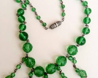 Art deco 1930s Green faceted drop bead necklace