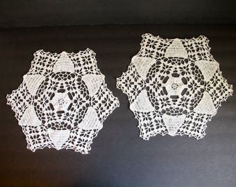2 VINTAGE CROCHETED DOILIES Handmade White Circle Hexagon Cotton Linens Table Wedding Shower Snowflake Winter Doily Crochet Set Pair Kc5