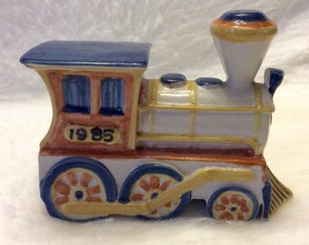 Louisville stoneware train engine figurine 1985. Free shipping to US