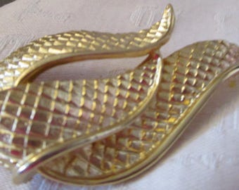 bright goldtone three leaf brooch very plain 2.25"long