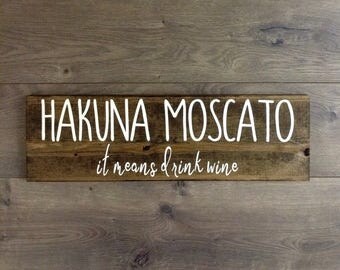 Hakuna moscato wine wooden sign|wine signs|wine decor|wine lover|kitchen decor|kitchen sign|bar decor|bar cart|wine gift|housewarming gift