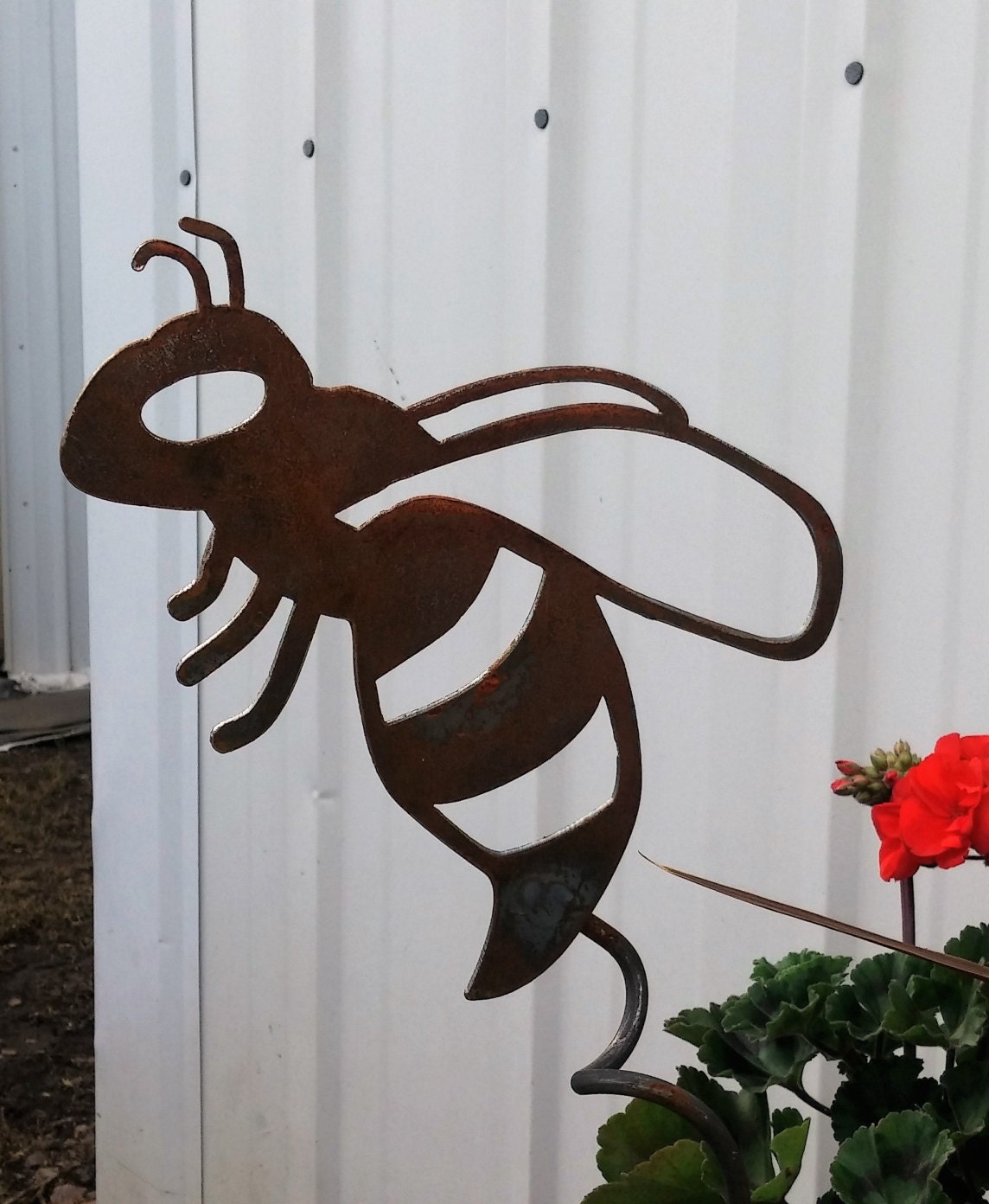 Metal Buzzing Bee Garden Stake, bee yard stake, metal bee stake, flying
