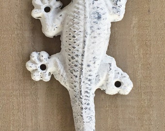 Cast Iron Gecko Wall Hook in distressed Chalk White