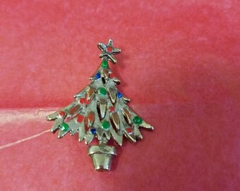 Lovely holiday Christmas tree brooch