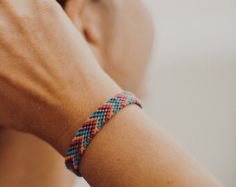 Friendship bracelet - Unisex bracelet - Threaded bracelet - Multicolored braided bracelet - Surfers bracelet - Everyday comfy jewelry