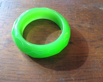 Vintage Lime Green Lucite Bangle Bracelet with Facet Pattern
