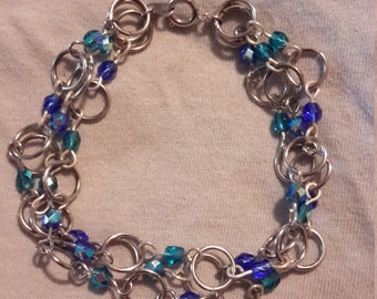 Chain link bracelet with blue color shifting beads