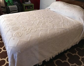 Vintage Antique White Bates George Washington Chenille Full Size Bedspread with Fringe