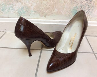 Vintage dark brown croc embossed leather high heels, retro secretary Mademoiselle 50s high heel pumps, brown high heel shoe sz 7Narrow