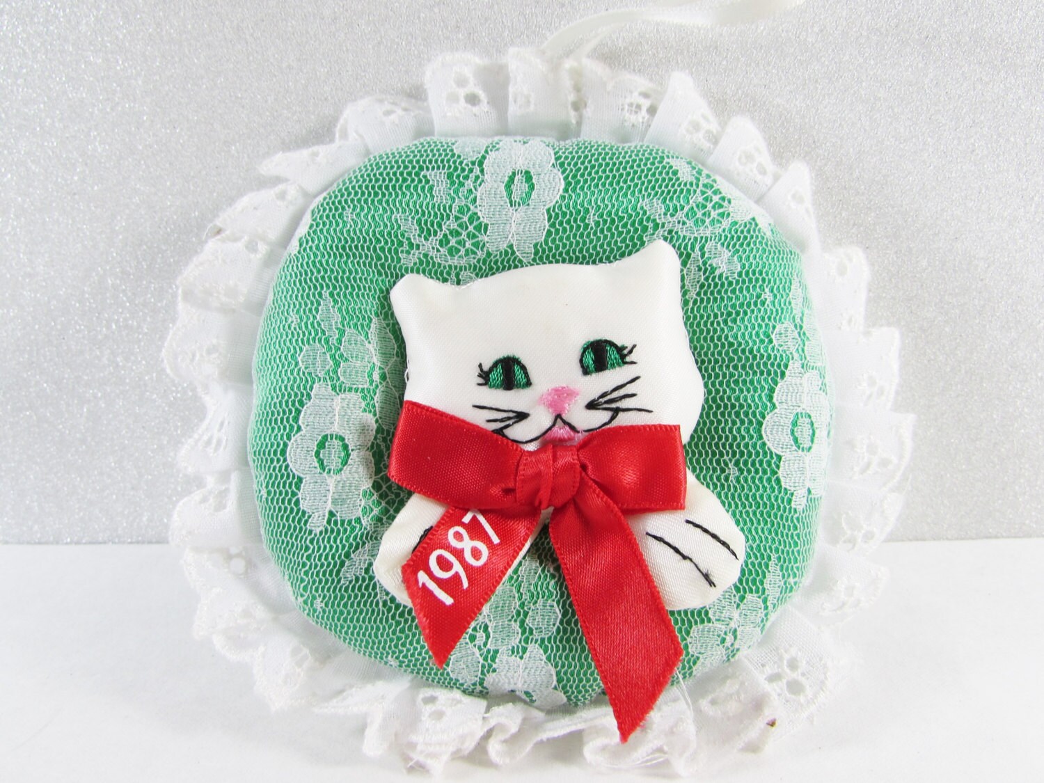 Fancy Feast 1987 Cat Wreath Christmas Ornament by EtagereAntiques