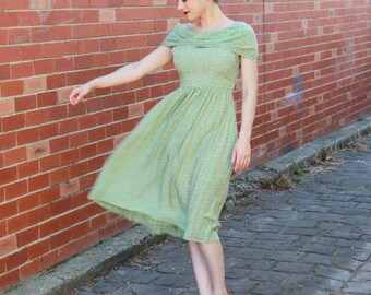 Vintage 1940s Green Daisy Floral Print Rayon Dress / 40s Rayon Dress / Green Floral Dress / S